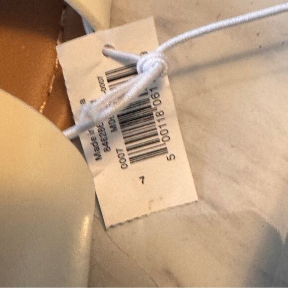 Old Navy Women’s Flat Linked Bone Color Low Heel  Sandals  Sz 7 NWT - Picture 4 of 5